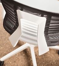 Interstuhl Pure: Die Smart-Spring-Technologie passt sich dem Sitzenden intuitiv an.