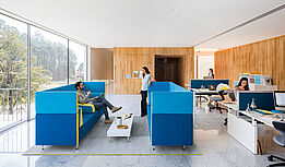 Mit modernen Büromöbeln lässt es sich besser kommunizieren.